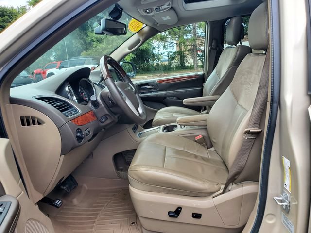 Used 2015 Chrysler Town & Country Limited Platinum FWD image 21