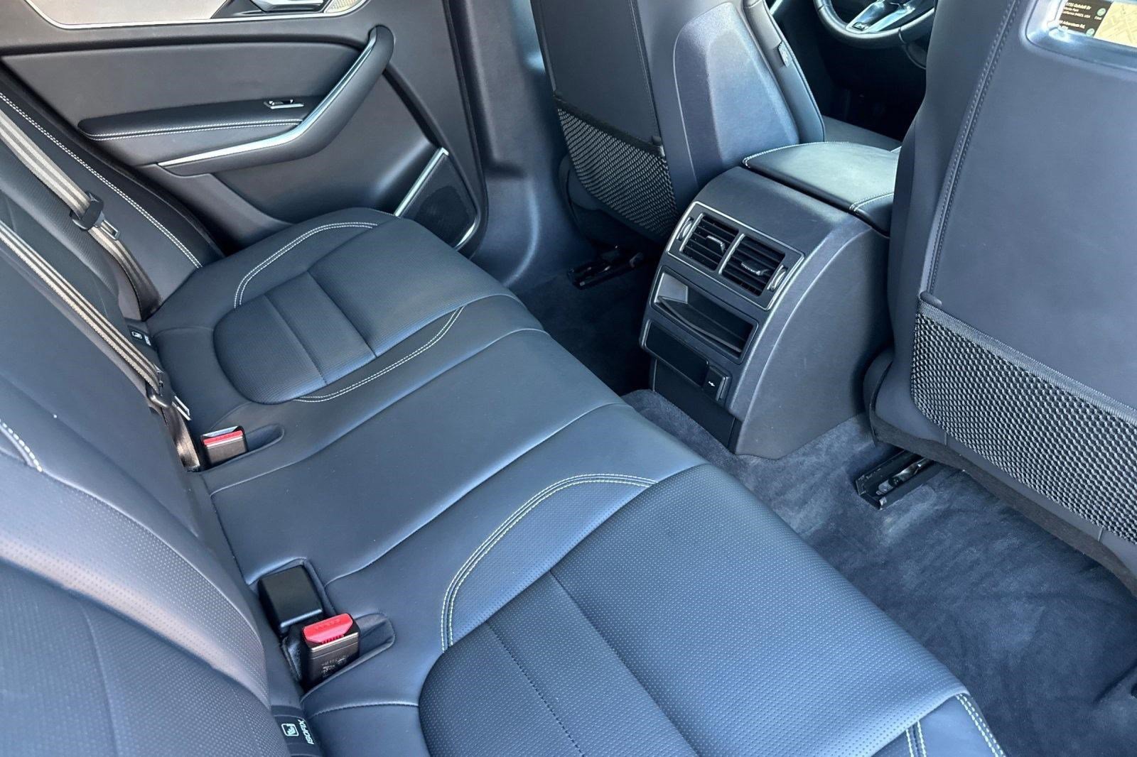 Used 2023 Jaguar F-PACE R-Dynamic S image 30