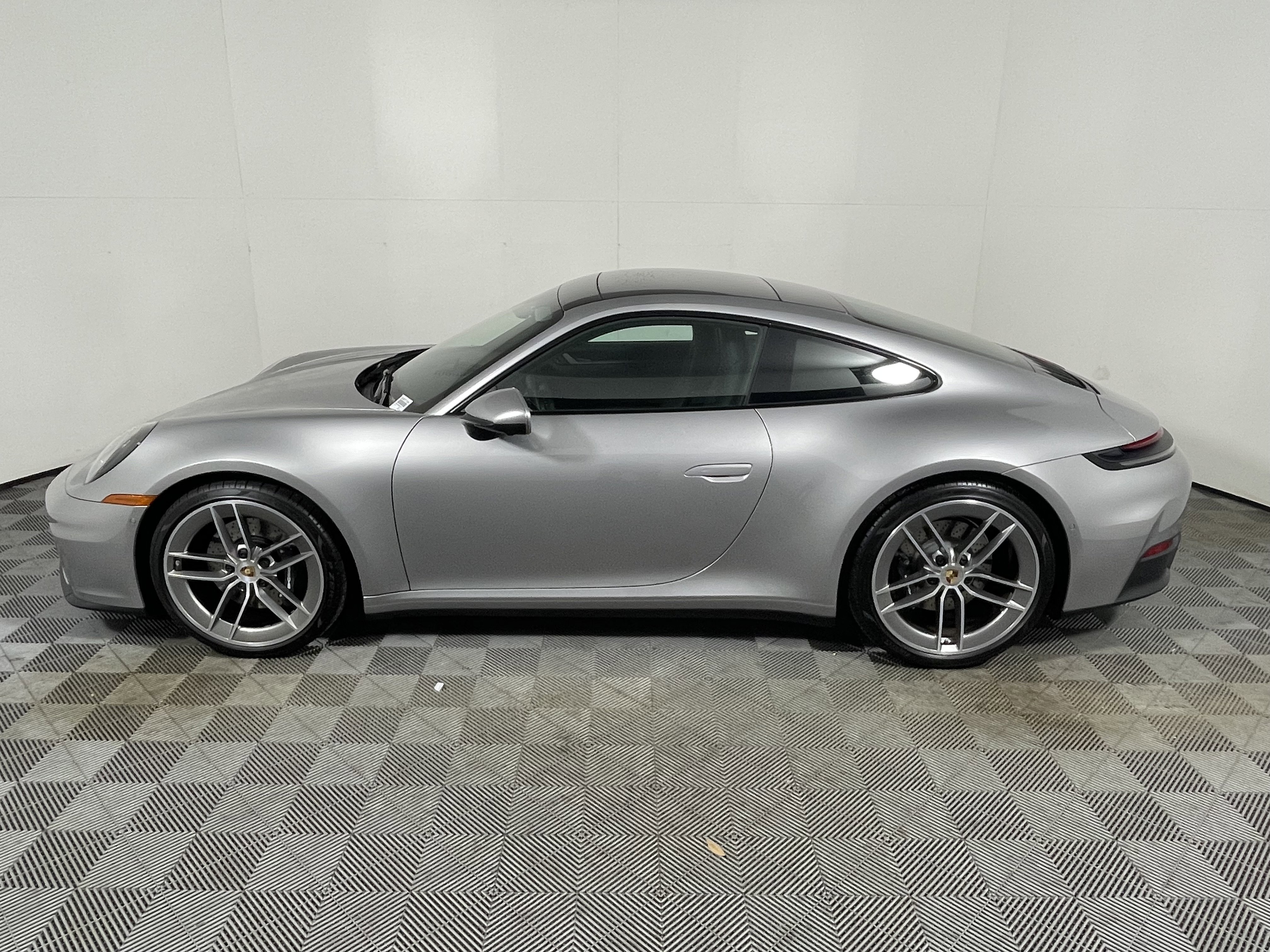 Used 2025 Porsche 911 Carrera image 2