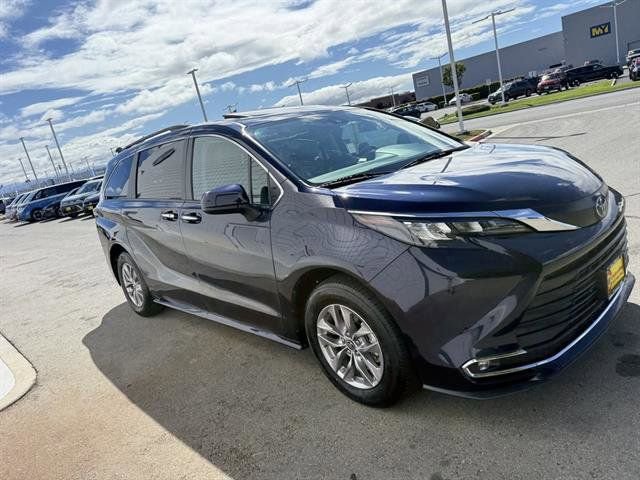 Used 2024 Toyota Sienna XLE image 7