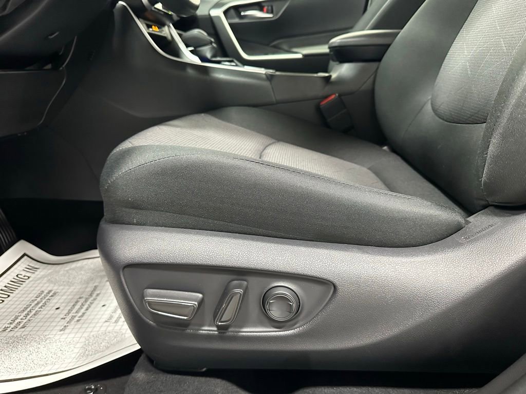 Used 2025 Toyota RAV4 XLE AWD/4WD image 12