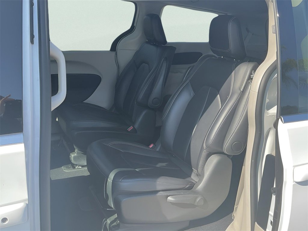 Used 2024 Chrysler Pacifica Select image 39