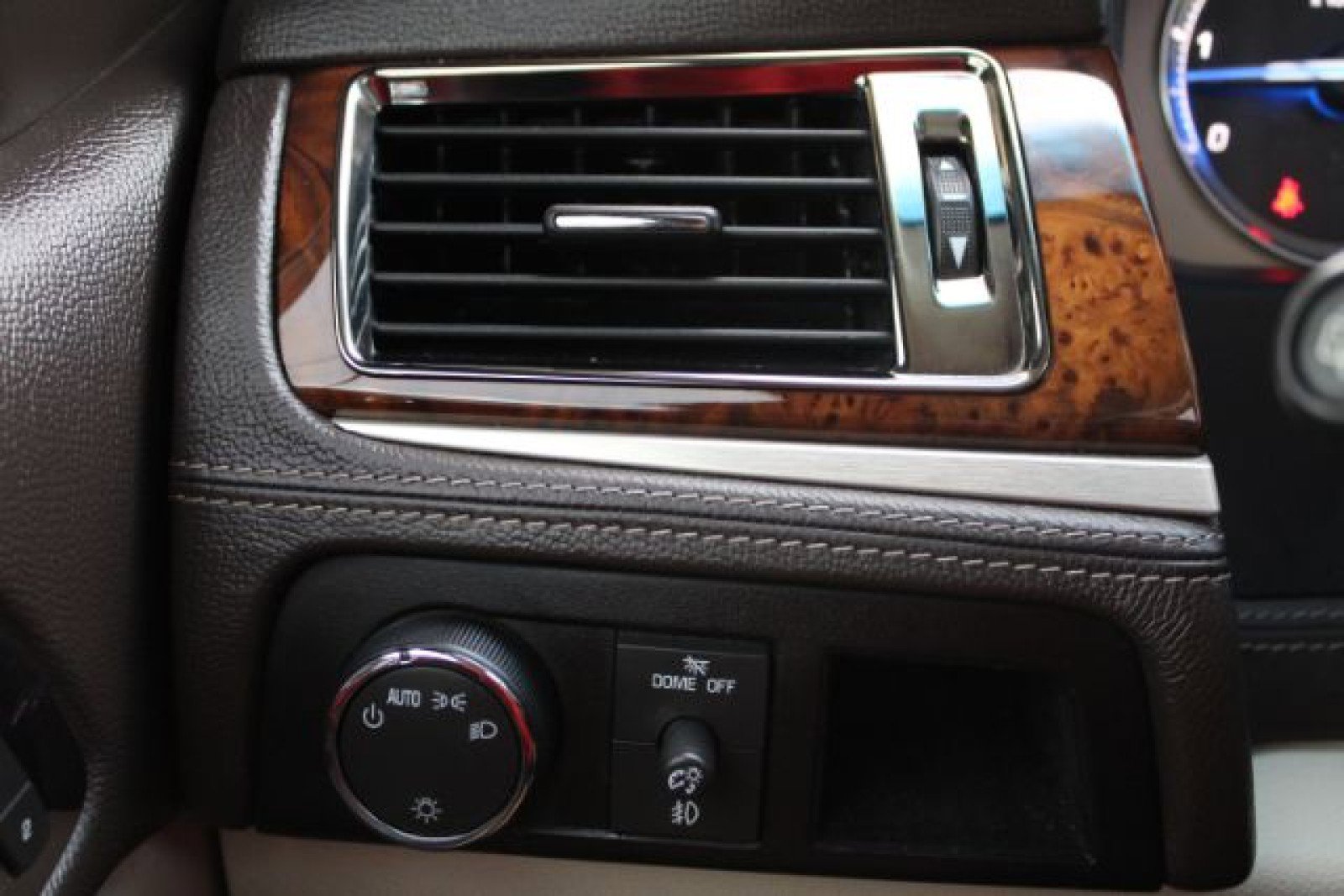 Used 2011 Cadillac Escalade Platinum image 17