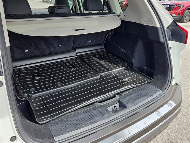 Used 2023 Nissan Rogue SL w/ SL Premium Package image 11