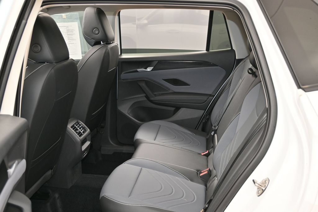 Used 2025 Volkswagen Tiguan SE w/ Panoramic Sunroof Package AWD/4WD image 33