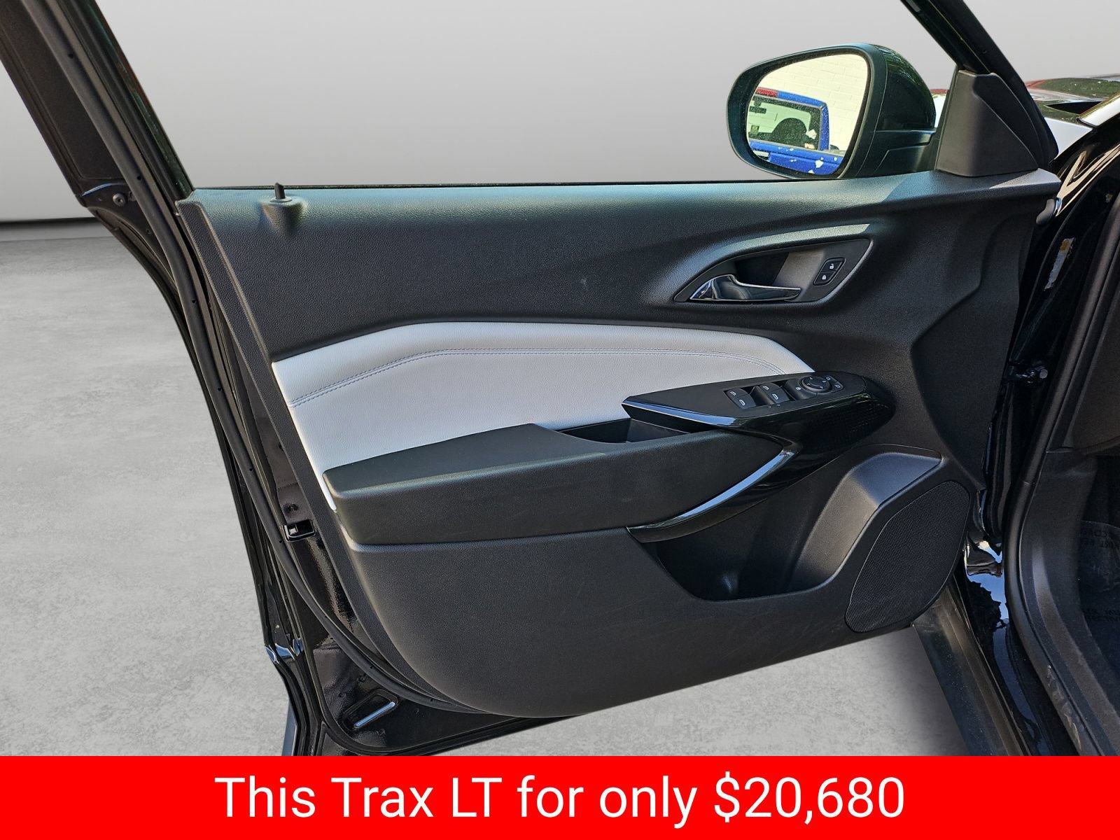 Used 2025 Chevrolet Trax LT FWD image 34