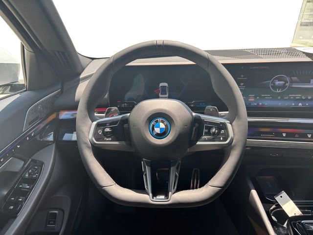 New 2026 BMW 550e xDrive image 30