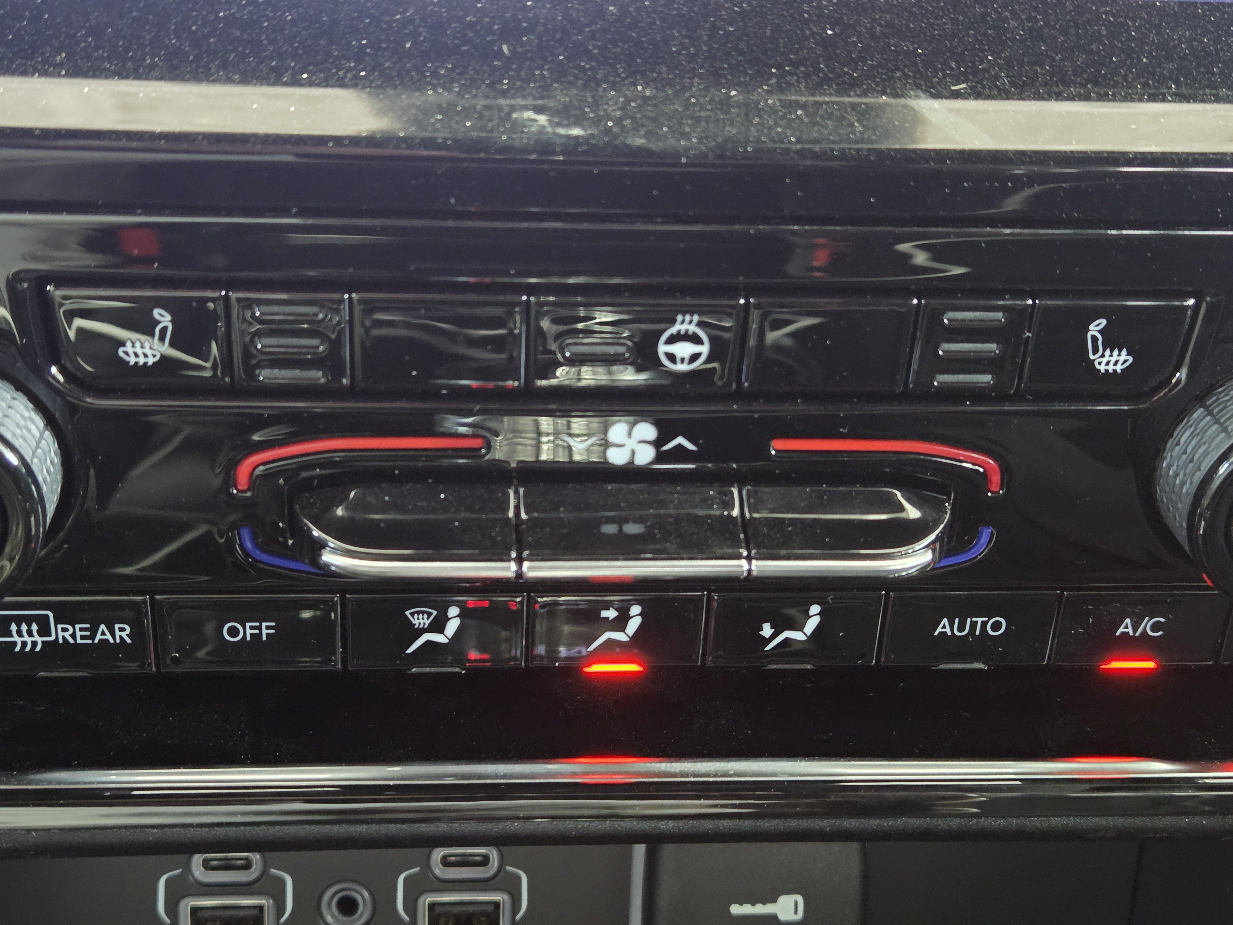 New 2025 Jeep Grand Cherokee Limited w/ Black Appearance Package RWD image 25
