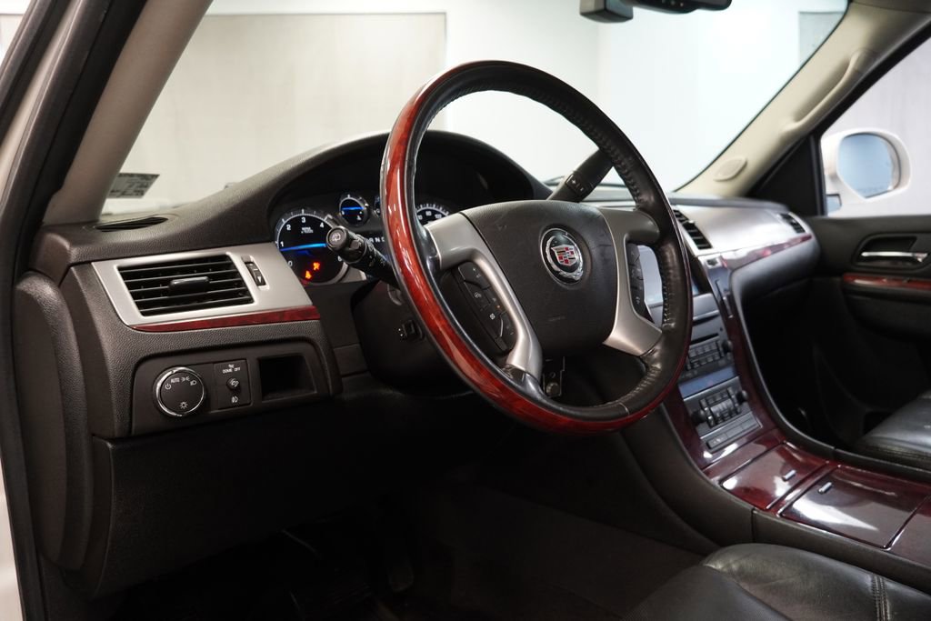 Used 2011 Cadillac Escalade Luxury image 7