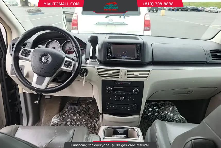 Used 2011 Volkswagen Routan SEL FWD image 7