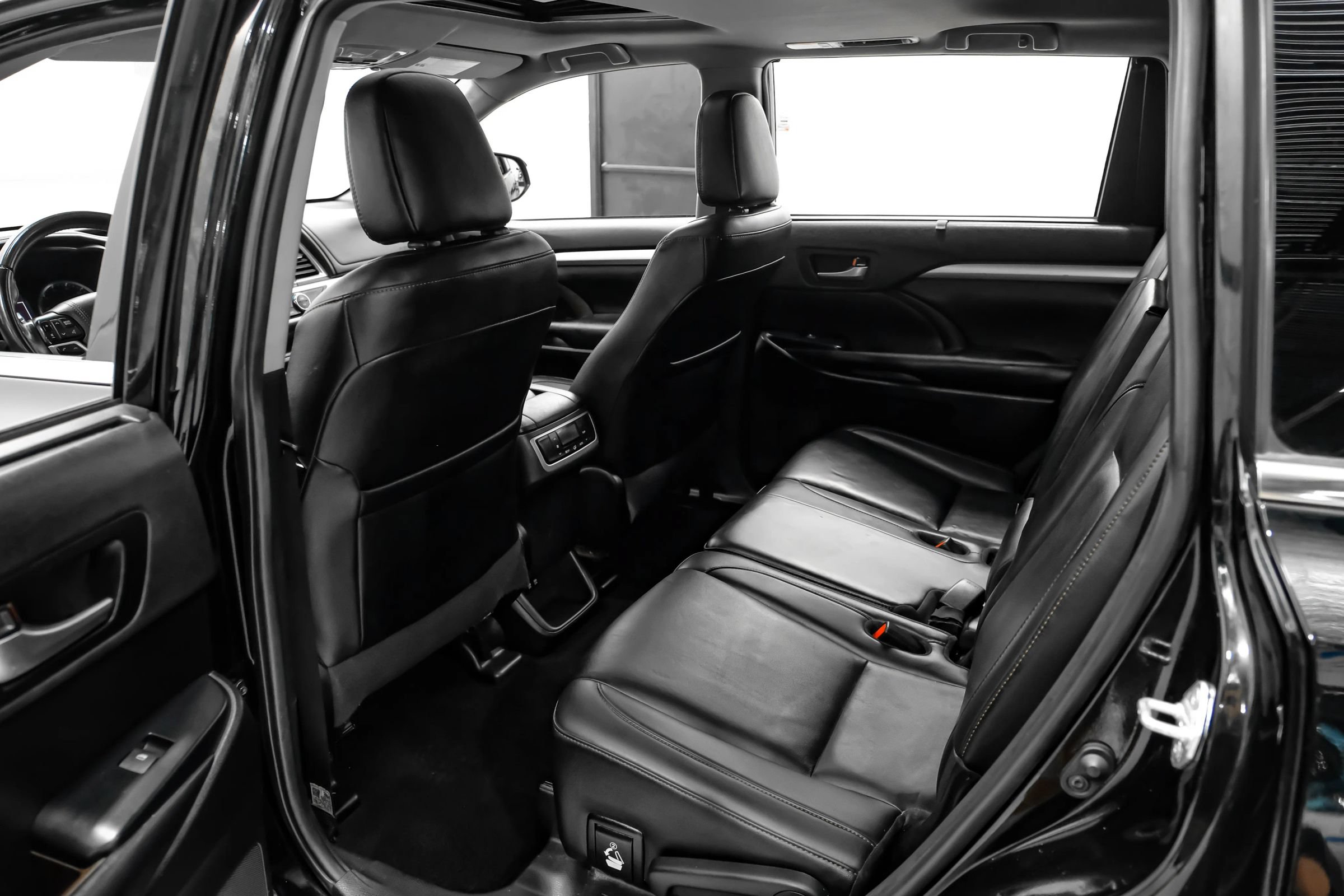 Used 2019 Toyota Highlander XLE FWD image 36