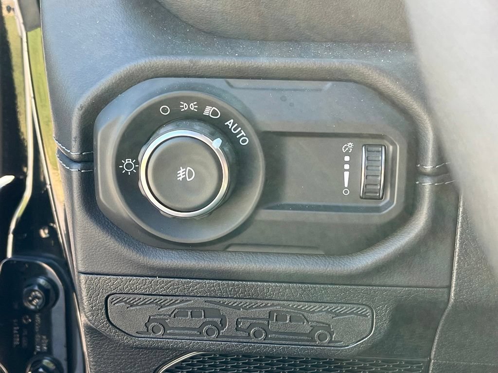 Used 2025 Jeep Wrangler Unlimited Sahara AWD/4WD image 30