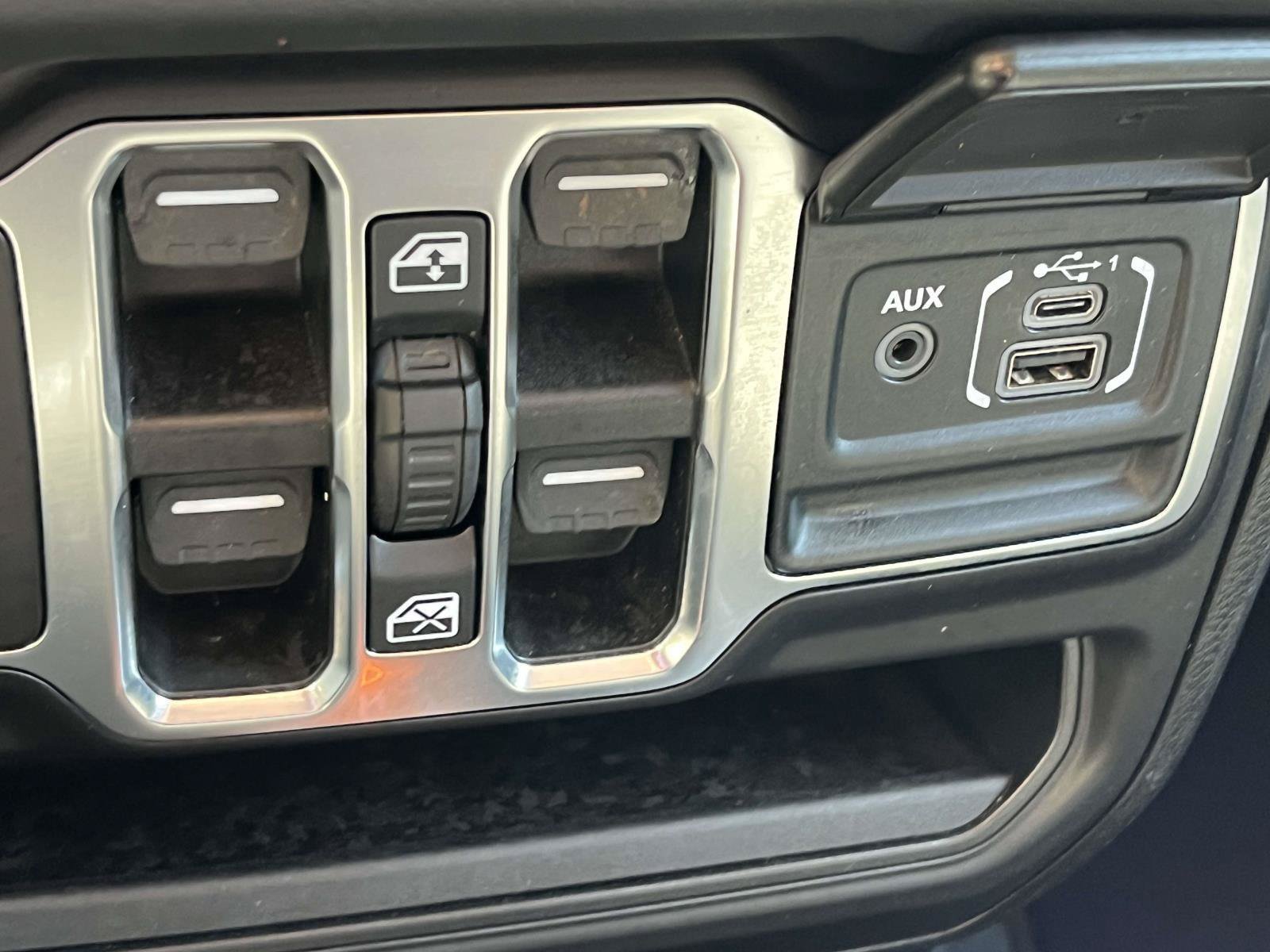 Used 2026 Jeep Wrangler Unlimited Sahara AWD/4WD image 35