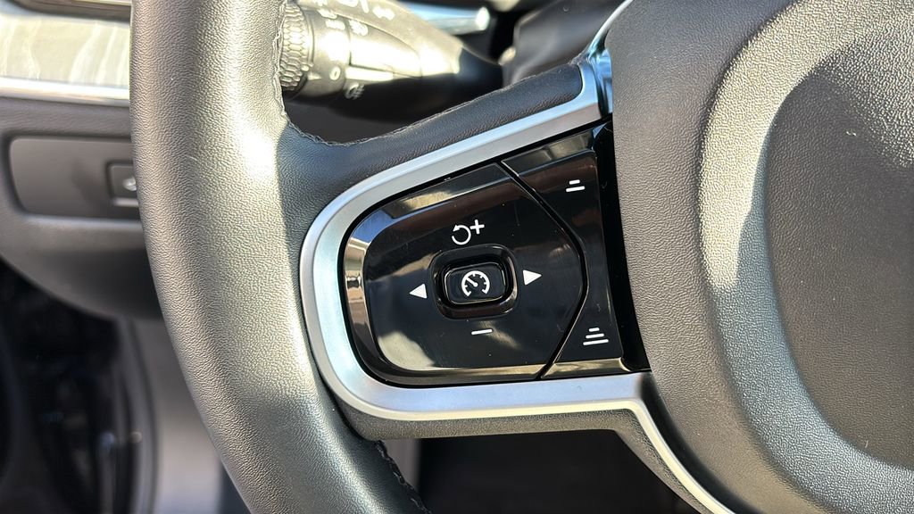 Certified 2025 Volvo XC60 B5 Plus AWD/4WD image 16