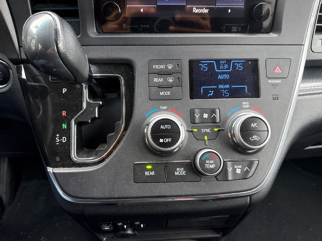 Used 2017 Toyota Sienna SE w/ SE Preferred Package FWD image 24