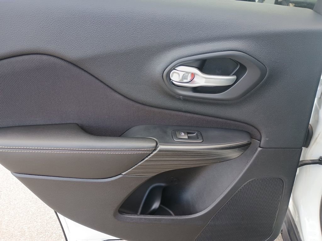 Used 2016 Jeep Cherokee Sport image 14