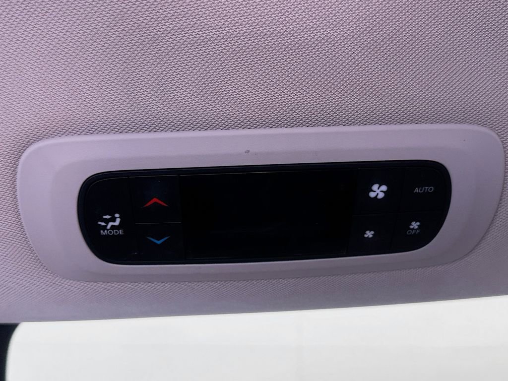 Used 2023 Chrysler Pacifica Touring-L image 23