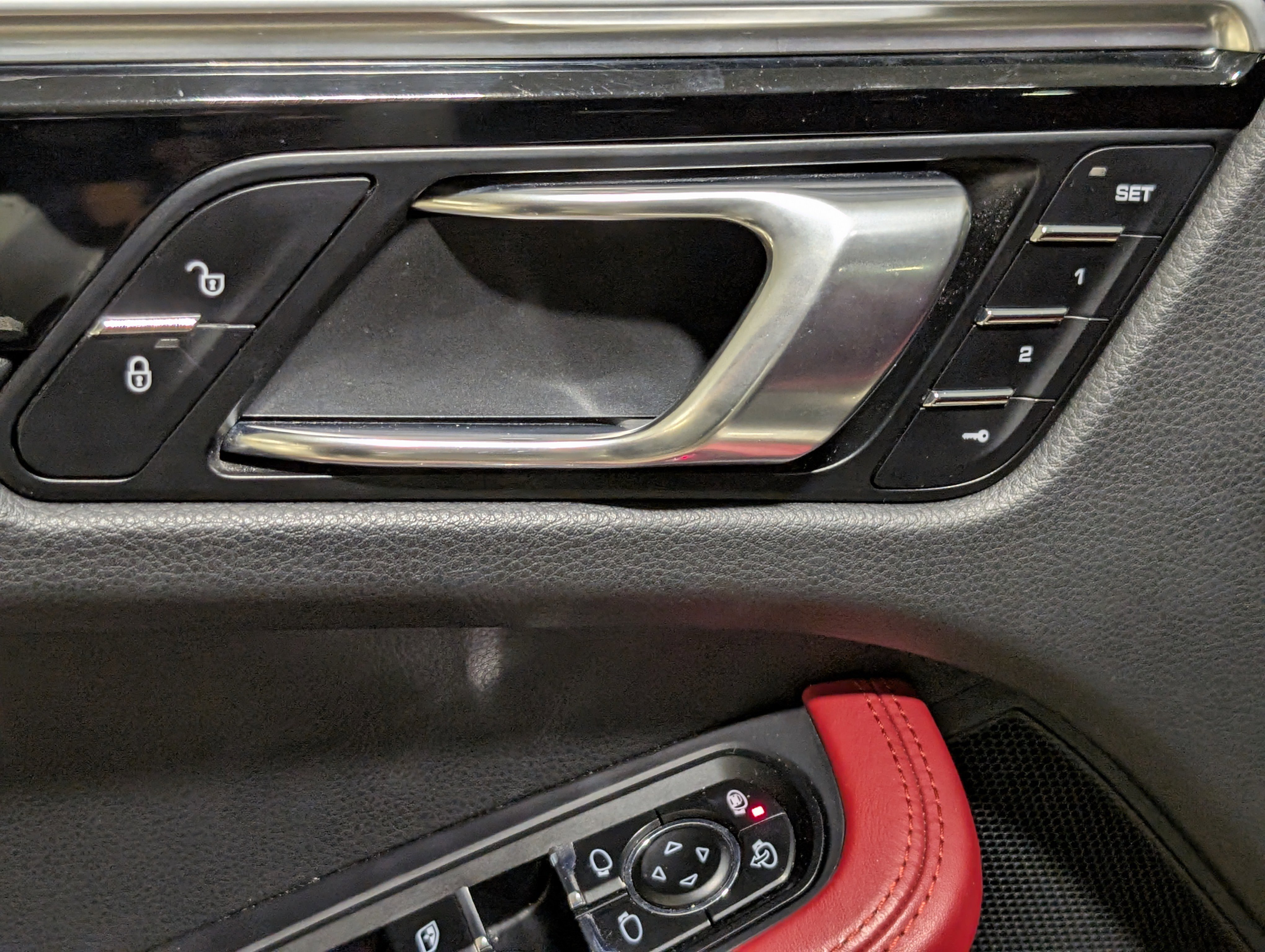 Certified 2018 Porsche Macan AWD/4WD image 21