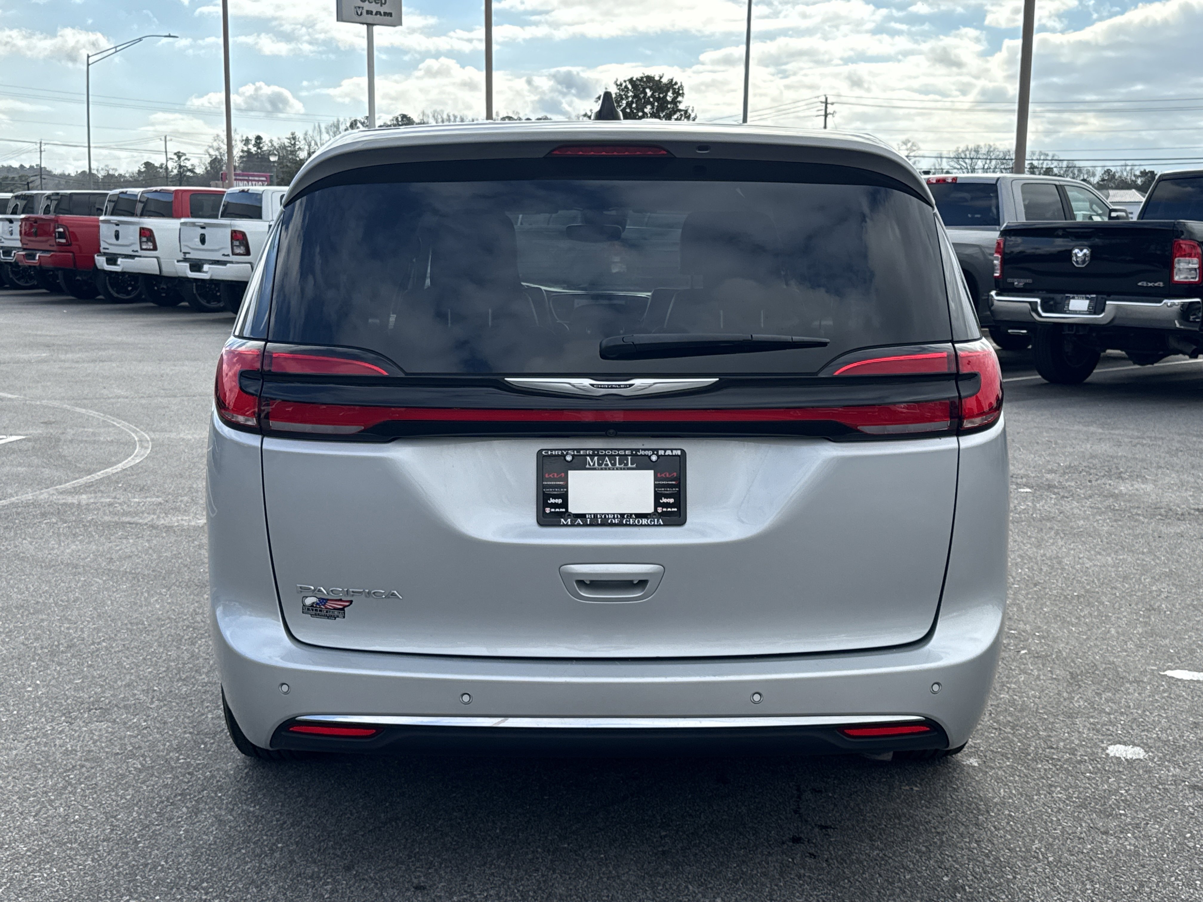 Used 2024 Chrysler Pacifica Touring-L image 7
