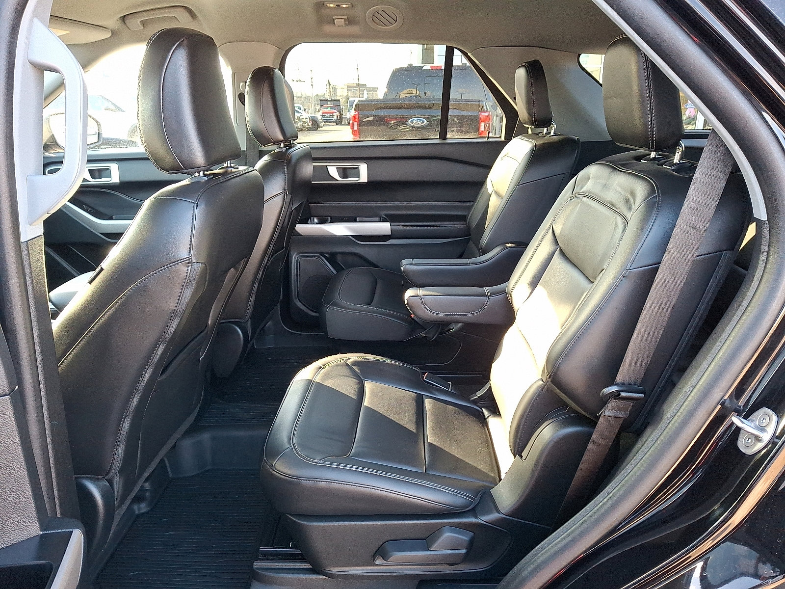 Used 2022 Ford Explorer XLT w/ Equipment Group 202A image 10