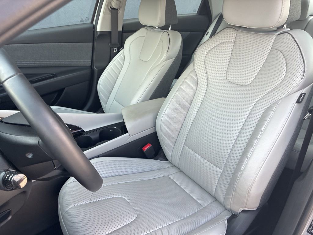 Used 2025 Hyundai Elantra Limited image 16