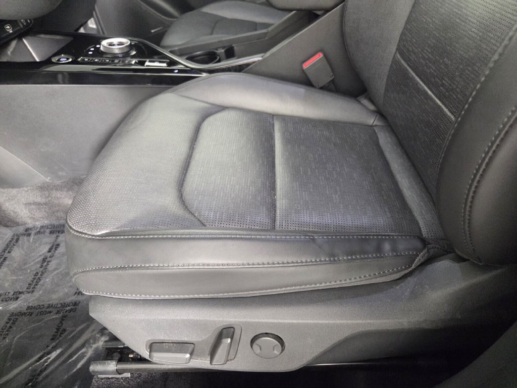 Used 2023 Kia Niro SX Touring FWD image 11