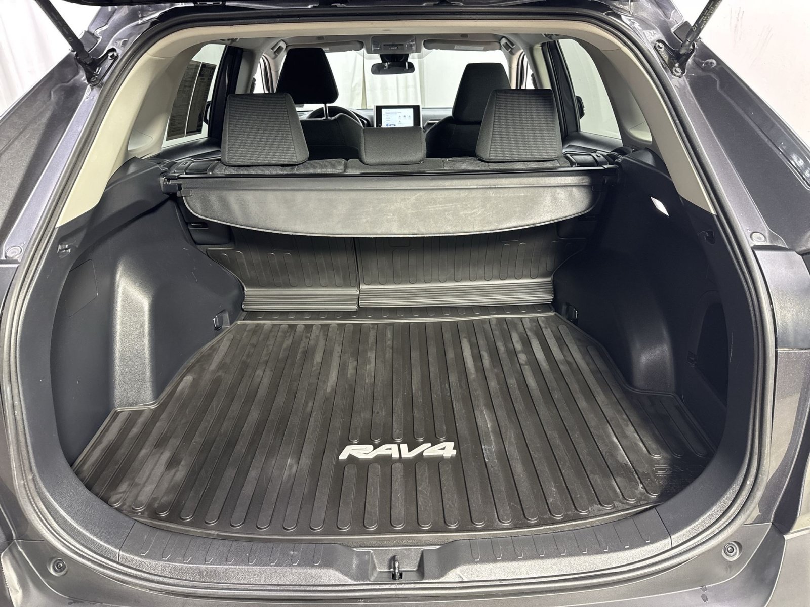 Used 2024 Toyota RAV4 LE AWD/4WD image 37