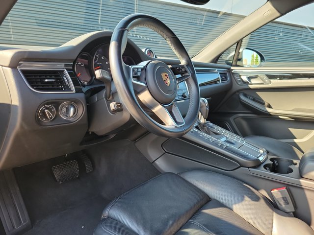 Certified 2017 Porsche Macan AWD/4WD image 5