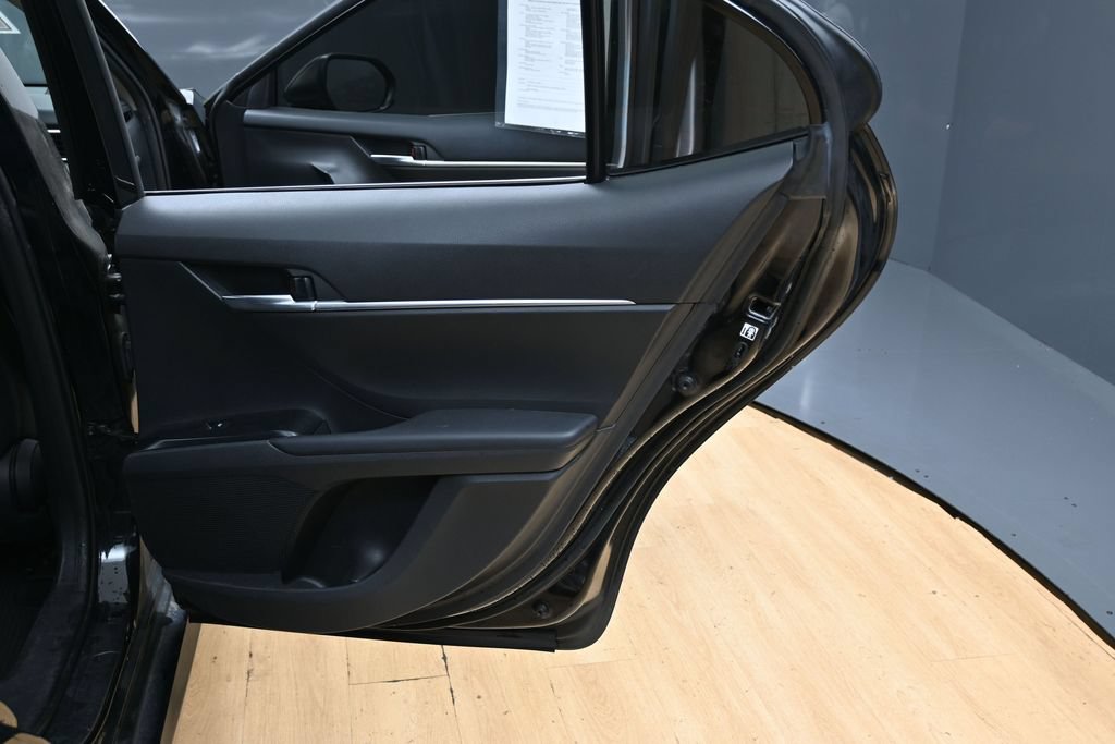 Used 2018 Toyota Camry LE FWD image 32
