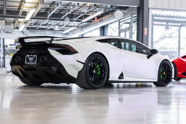 Used 2024 Lamborghini Huracan Tecnica image 6