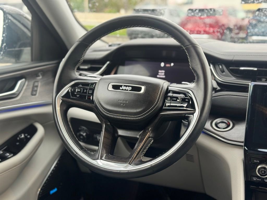 Used 2022 Jeep Grand Cherokee Overland w/ Luxury Tech Group IV AWD/4WD image 14