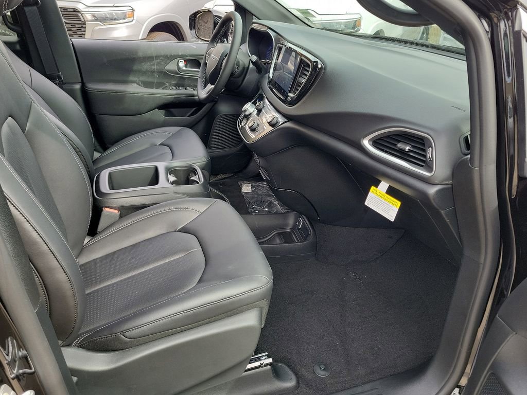 New 2025 Chrysler Voyager LX image 8