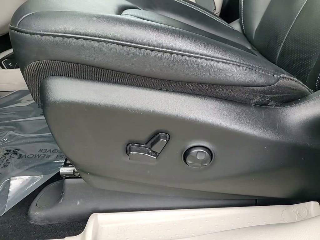 Used 2024 Chrysler Pacifica Limited FWD image 17