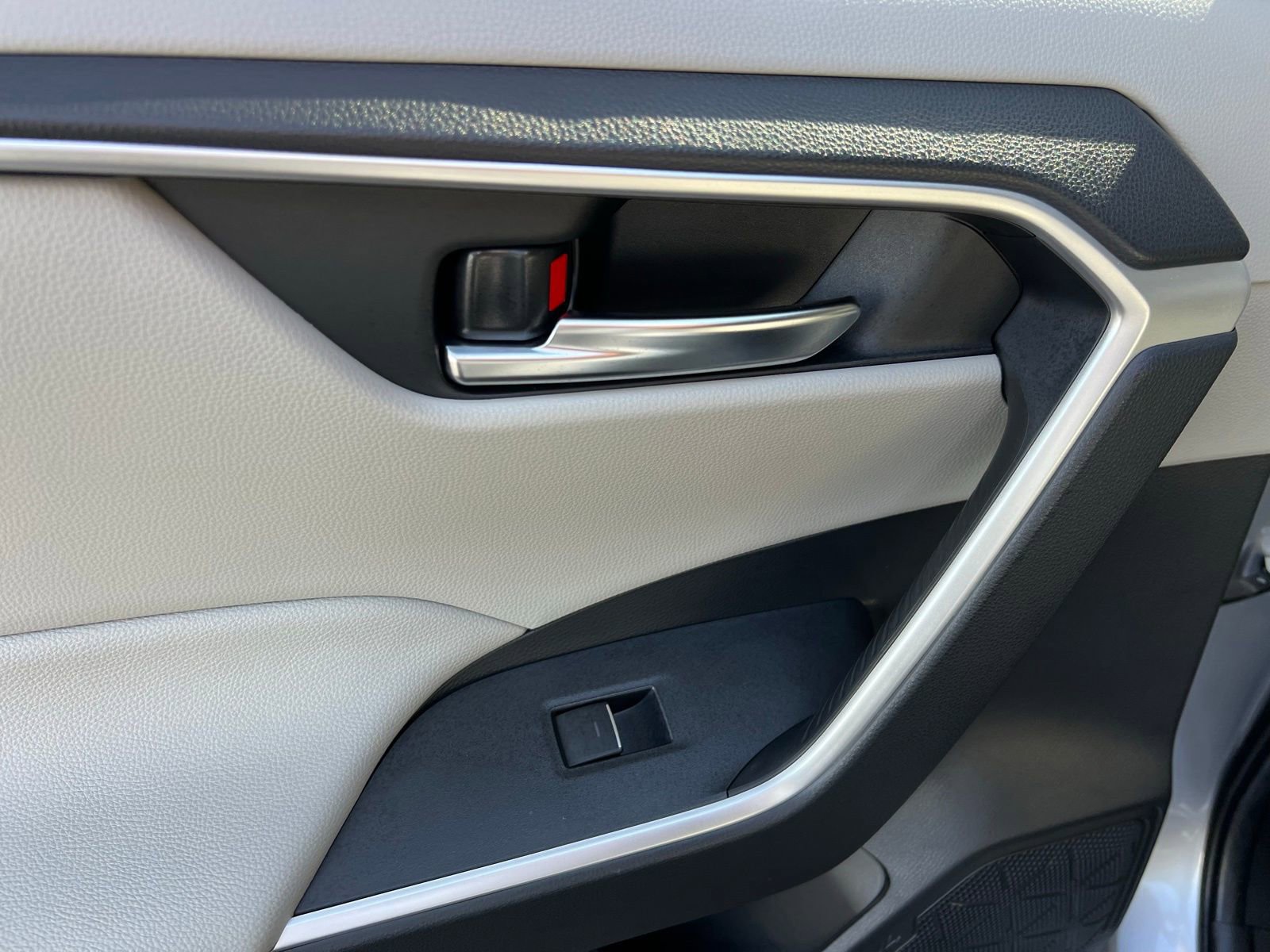 Used 2022 Toyota RAV4 XLE Premium image 42