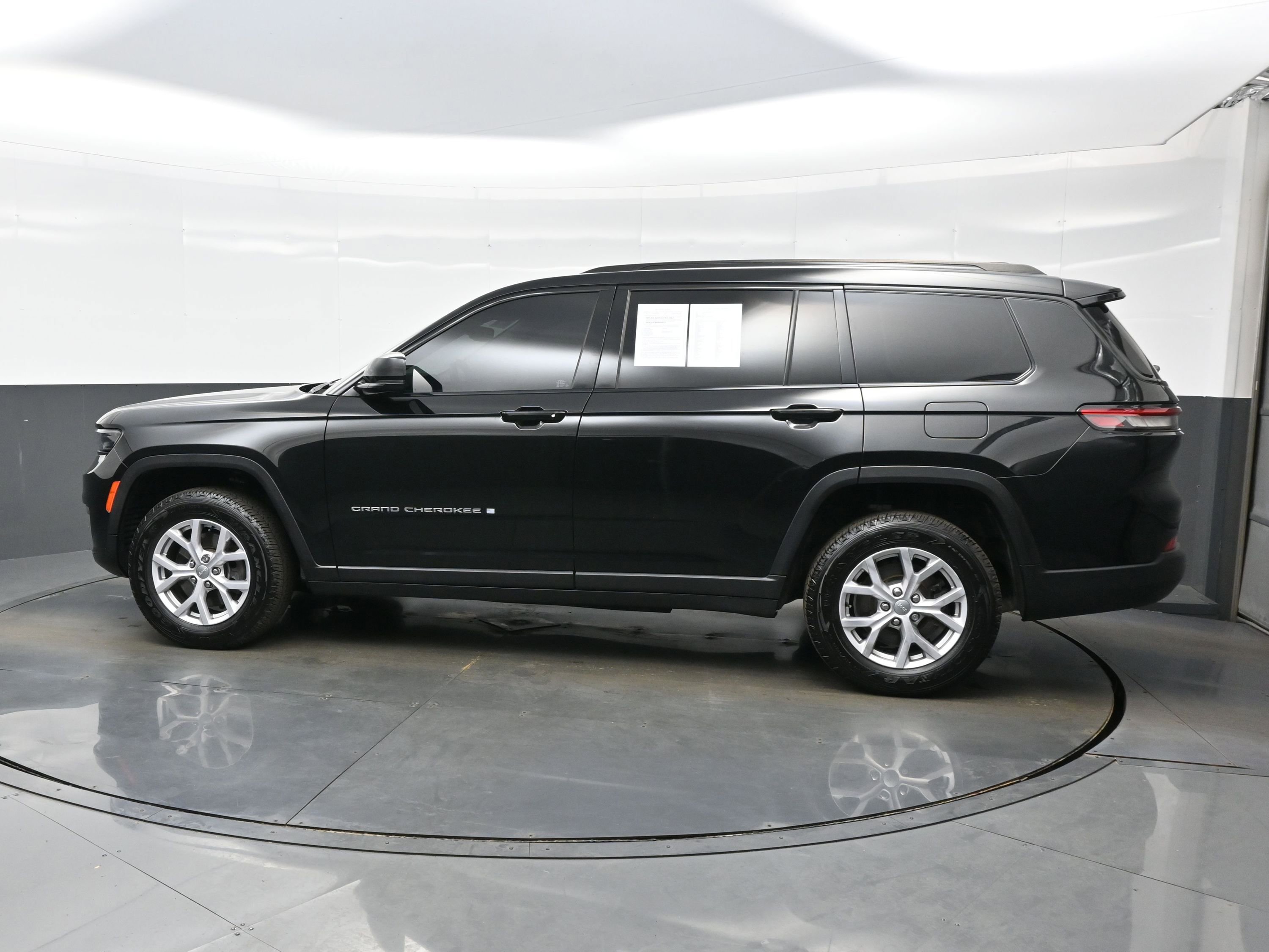 Used 2021 Jeep Grand Cherokee L Limited AWD/4WD image 3