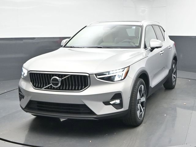 Used 2024 Volvo XC40 B5 Plus w/ Protection Package Premier image 3