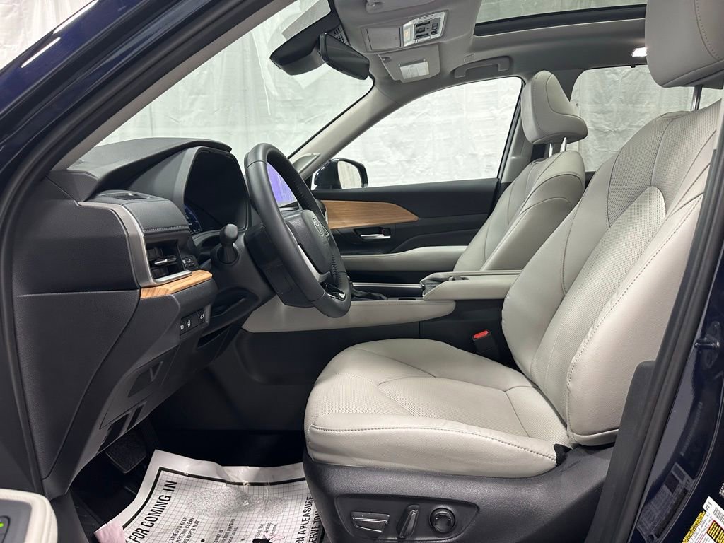 Used 2025 Toyota Grand Highlander AWD image 14