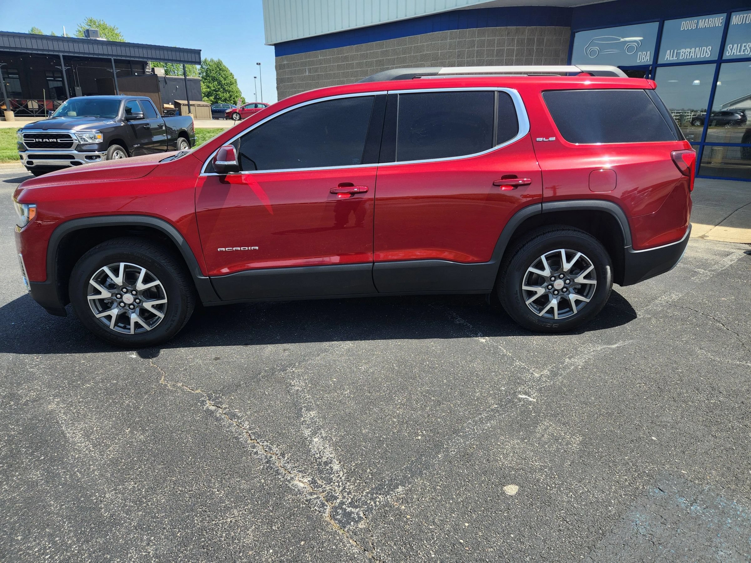 Used 2022 GMC Acadia SLE w/ Driver Convenience Package FWD image 2