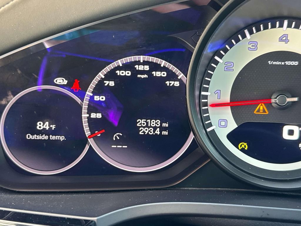 Certified 2022 Porsche Cayenne Platinum Edition image 27