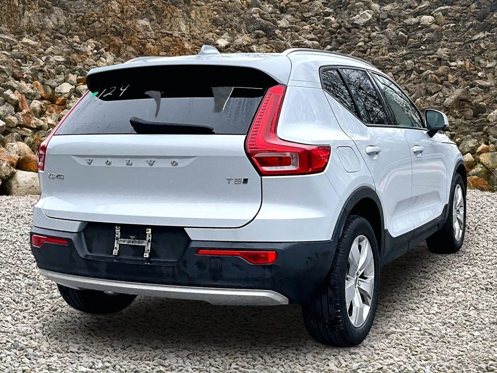 Used 2020 Volvo XC40 T5 Momentum image 2