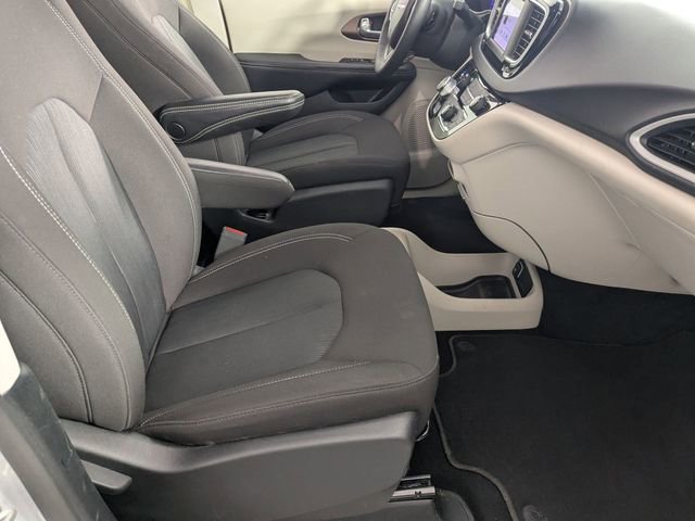 Used 2024 Chrysler Voyager LX image 32