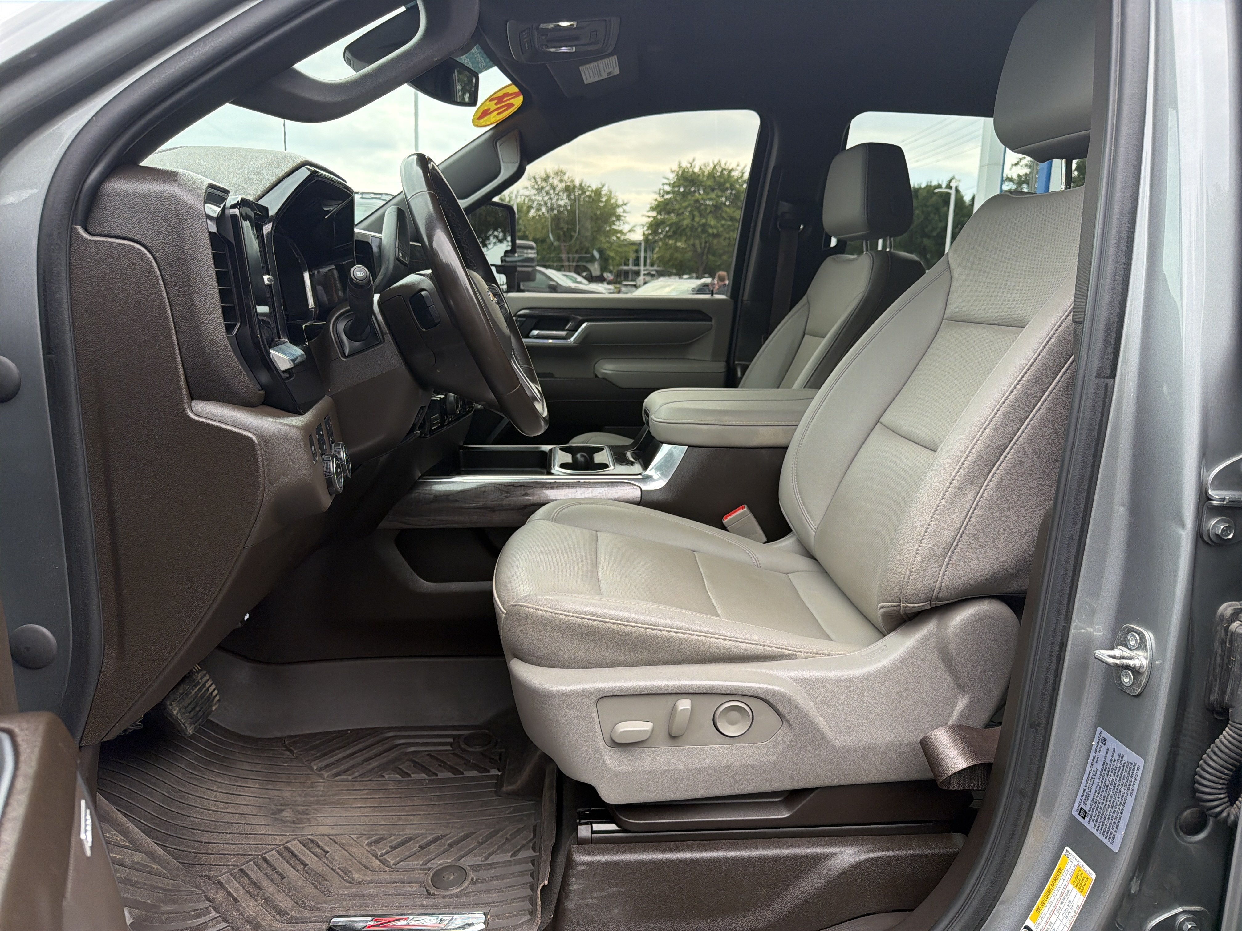 Used 2024 Chevrolet Silverado 2500 LTZ w/ LTZ Convenience Package AWD/4WD image 15