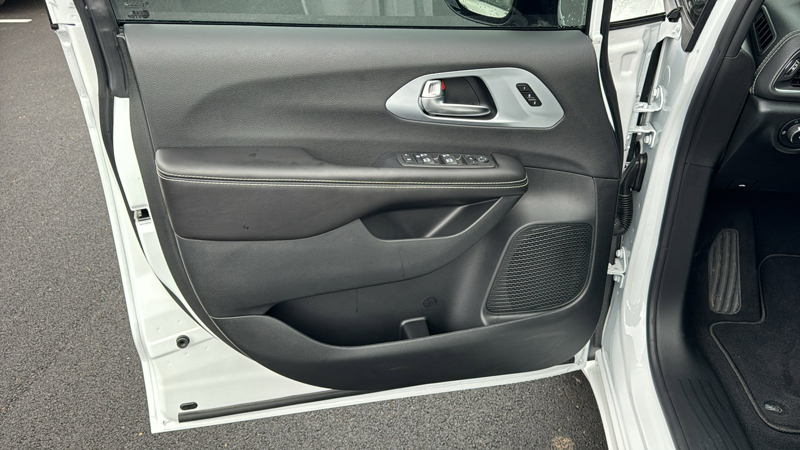 New 2026 Chrysler Pacifica Limited FWD image 10