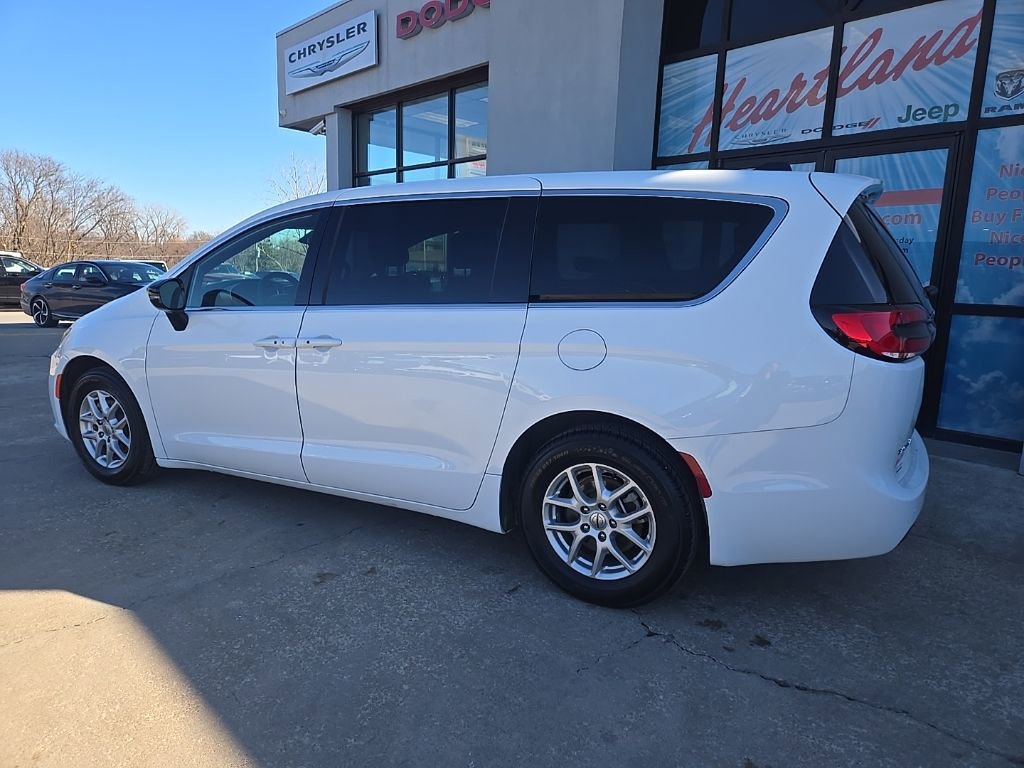 Used 2025 Chrysler Pacifica Select image 6