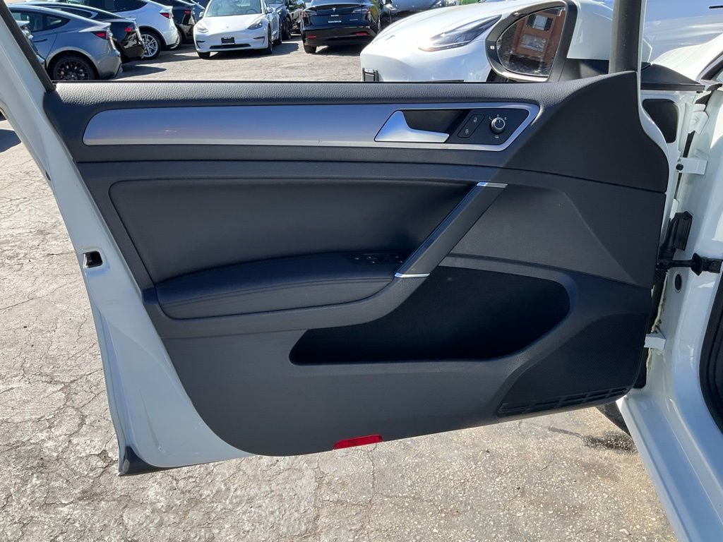 Used 2015 Volkswagen e-Golf SEL Premium image 22