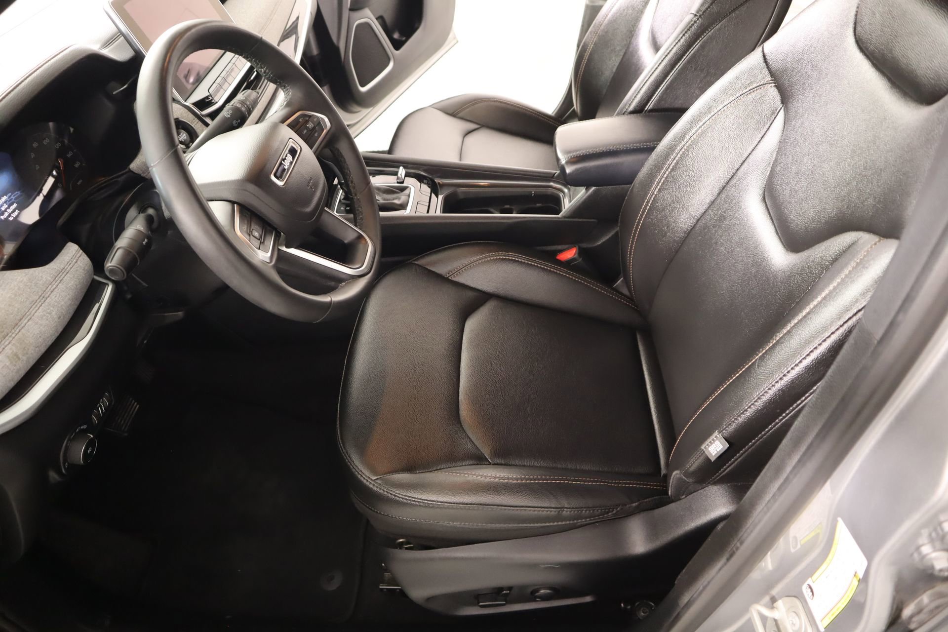 Used 2024 Jeep Compass Latitude image 11