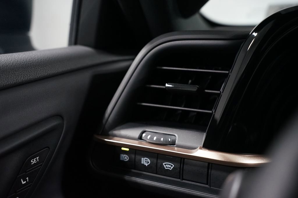 Used 2025 Toyota Crown Signia w/ Advanced Technology Package image 26