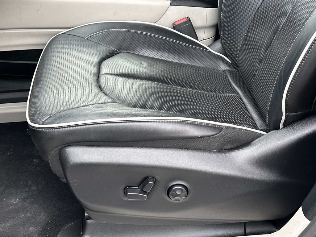 Used 2023 Chrysler Pacifica Limited FWD image 19
