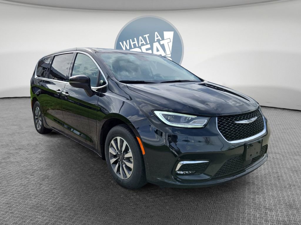 Used 2023 Chrysler Pacifica Touring-L image 1