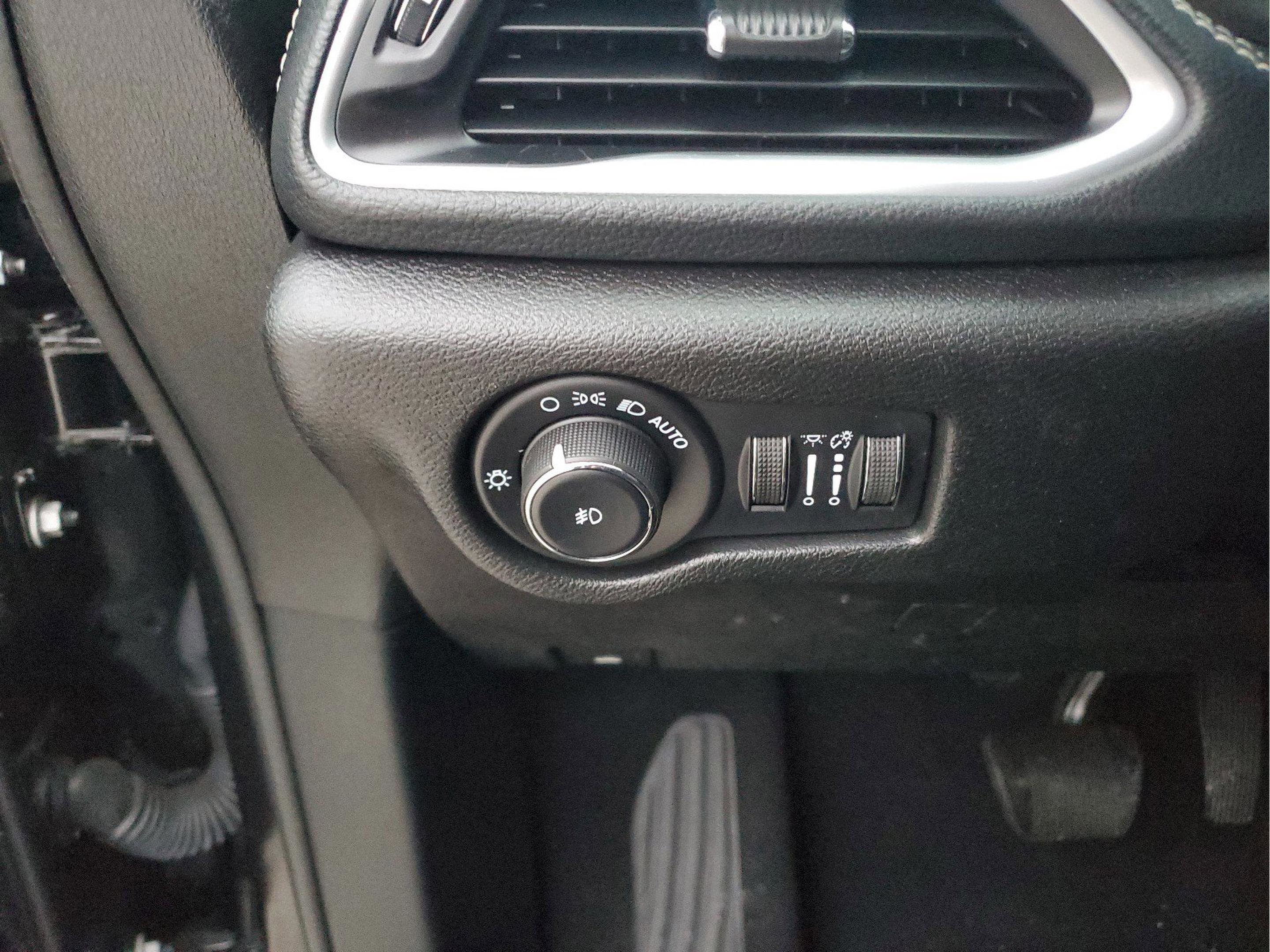Used 2021 Chrysler Pacifica Limited w/ Uconnect Theater Family Group image 11